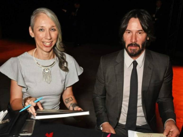 En cuanto a la asociación de Alexandra y Keanu, los dos tienen una historia que se remonta desde hace una década. Según el Daily Mail se conocieron en 2009, pero fue hasta 2011 que lanzaron su primer libro juntos Ode to Happiness.