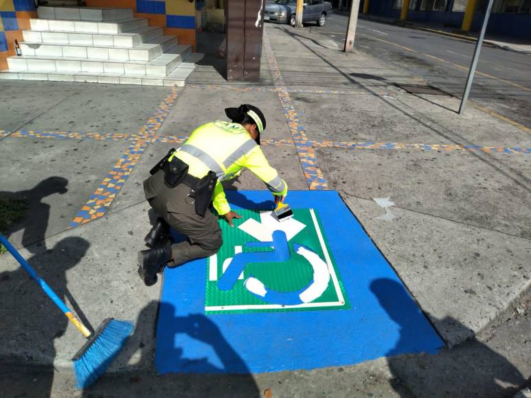 Esta campaña de señalización se realizó en diversas calles y avenidas de San Pedro Sula.