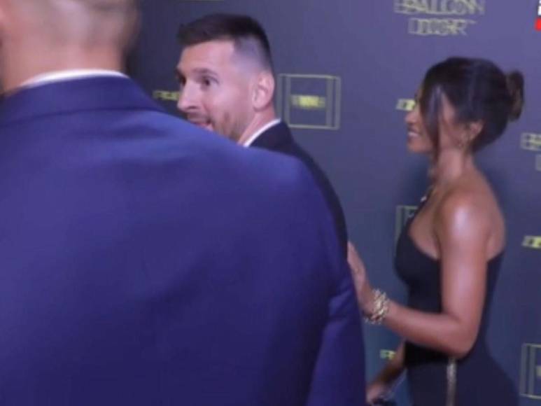 Antonela Roccuzzo miró a Sofi Martínez y le devolvió el saludo con la mano, con una sonrisa en el rostro, pero inmediatamente cambió de mano y la apoyó en la espalda de su marido, quien se desvió para saludar al tenista serbio Novak Djokovic.