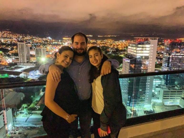 Samantha Velásquez junto a su hija Valeria y su novio Carlos Melara.