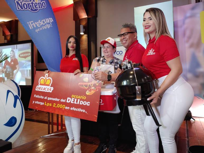 Evelyn Ávila fue la gran ganadora del premio del Desafío Deli Dog. La catracha se llevó 2,000 lps en efectivo, una mini asador y una hielera. 