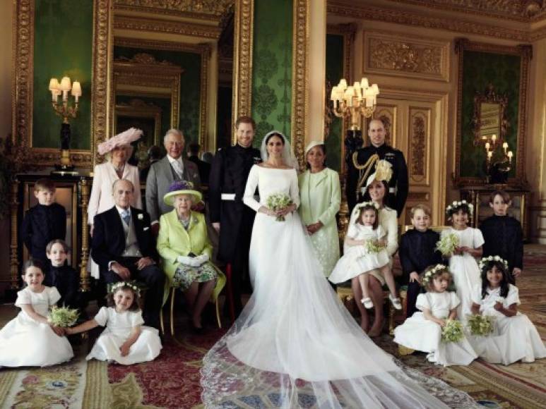 Las imágenes fueron tomadas por el fotógrafo Alexi Lubomirski, el mismo que les retrató en la Frogmore House con motivo del anuncio de su compromiso.<br/><br/>Las fotografías muestran a los duques de Sussex en el castillo de Windsor, rodeados de sus pajes, entre ellos el príncipe George y la princesa Charlotte. También aparecen la reina Isabel II, el duque de Edimburgo, los duques de Cambridge, el príncipe Carlos y Doria Ragland.