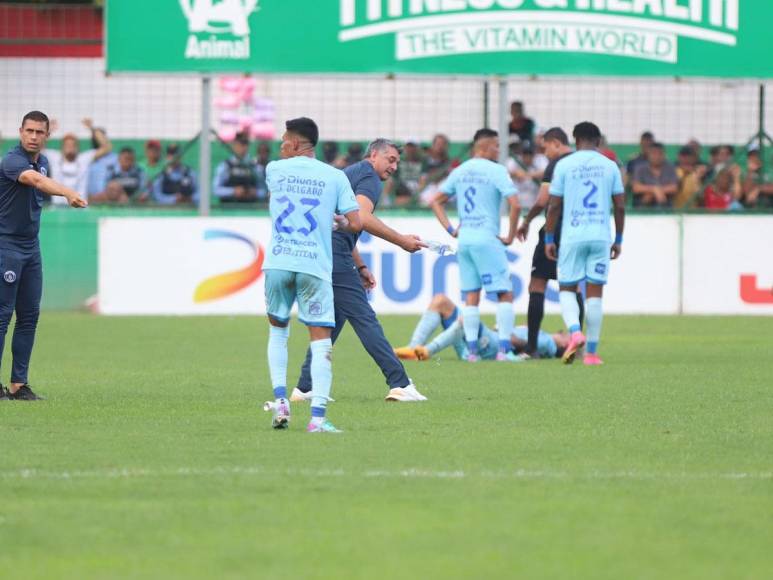 Diego Vázquez en el momento que ingresaba al campo para protegerse luego que le comenzaban a lanzar objetos desde el sector de preferencia. 