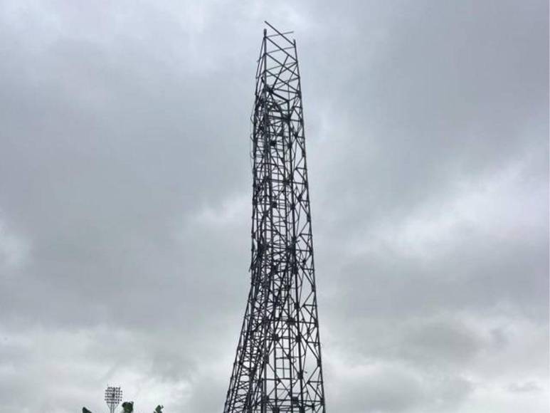 Torre del alumbrado público del Estadio Excélsior del municipio de Puerto Cortés se desplomó a causa de las intensas lluvias registradas en el departamento de Cortés, norte de Honduras.