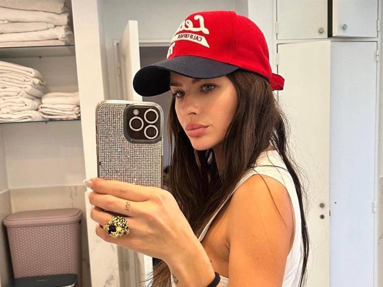 “La China” Suárez quedó envuelta en un escándalo luego de que una modelo uruguaya revelara que sigue a su marido en redes sociales y que no se pierde ningún posteo que realiza. 