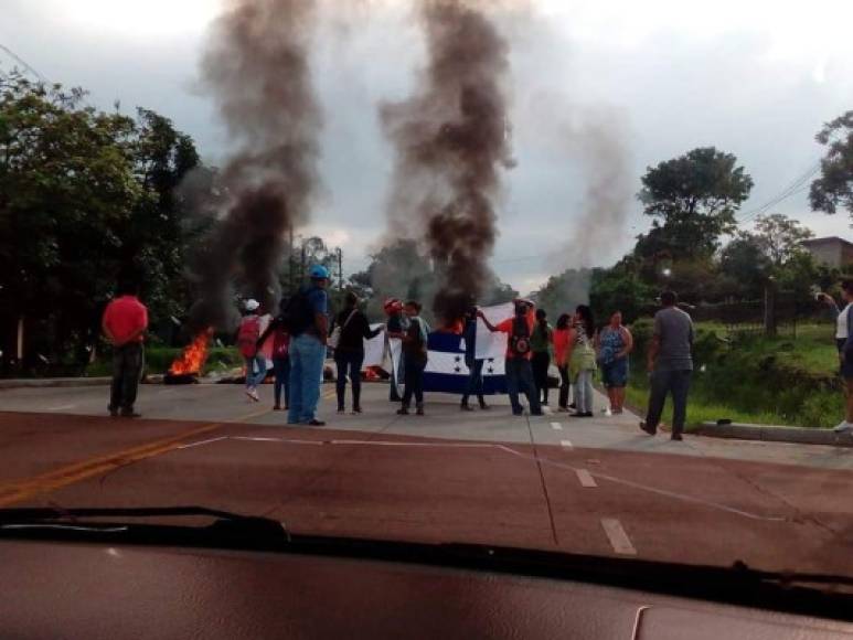 Fotografía de una toma de carretera en el sur de Honduras en atención al llamado 'Paro Nacional' que fue convocado por la Plataforma para la Defensa de Educación y Salud, a pesar de que el Gobierno derogó dos decretos que eran objeto de su lucha.<br/>