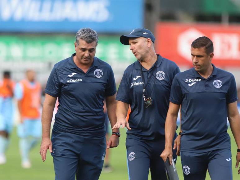 Motagua se fue al descanso ganando 2-0. Diego Vázquez conversando con su cuerpo técnico, Patricio Negreira y Júnior Izaguirre. 