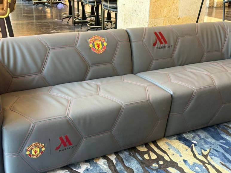 En el lobby del hotel está un sillón con el logo del Manchester United, un reconocimiento que le hicieron al equipo de la Premier por siempre escoger este hotel cuando viaja a Texas.