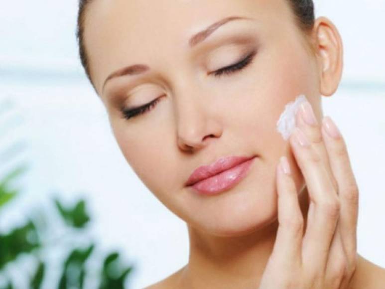 3. La limpieza es la clave para mantener la piel libre de impurezas y puntos negros. Debe limpiarse por la noche.
