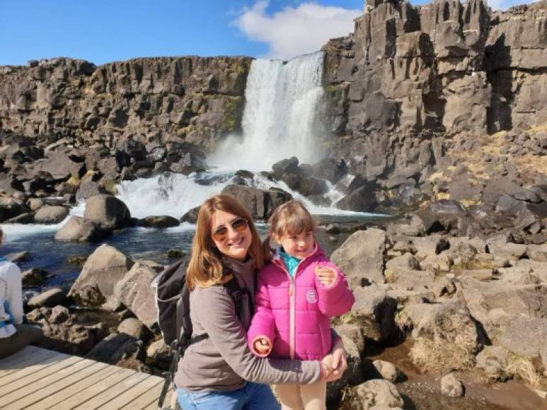 Islandia es un destino familiar alucinante ya sea vivir o ir de vacaciones a este país puede exprimir al máximo su imaginación a la hora de visitar maravillas naturales como pueden ser cascadas, glaciares, museos, playas volcánicas y piscinas geotermales.<br/><br/>