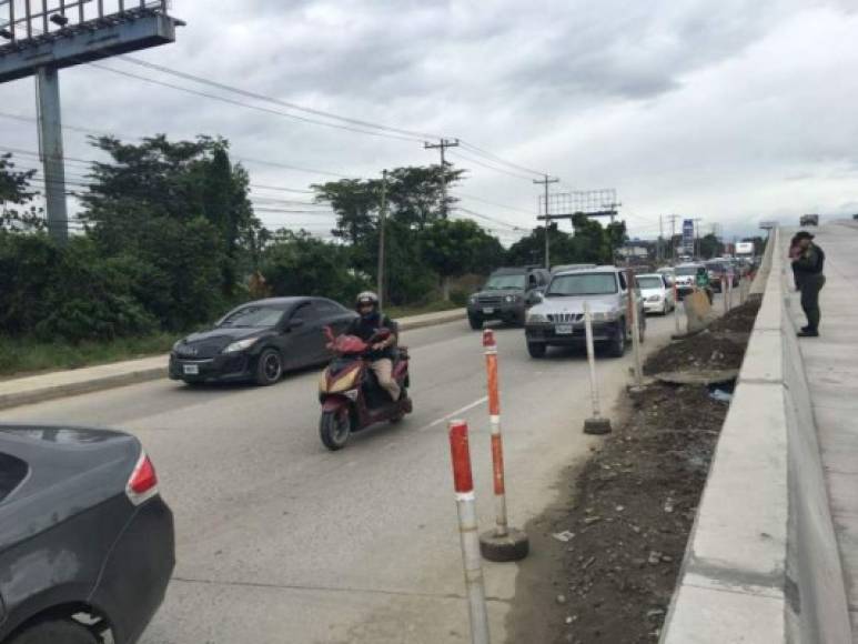 Autoridades de la municipalidad de San Pedro Sula habilitaron este martes el puente a desnivel del sector Santa Marta. Los nuevos puentes y los intercambiadores ayudarán a solucionar el caos vial en San Pedro Sula. Esta habilitación mejorará el flujo del tráfico en el bulevar por donde transitan miles de conductores, desde municipios de Cortés y Yoro. Oficialmente el proyecto tenía que ser entregado en mayo de 2018, pero el consorcio Siglo 21 pidió que se habilitara ya.