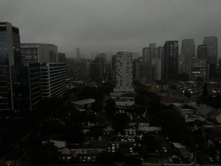 La tarde del lunes, Sao Paulo se oscureció por completo antes de las 16H00 locales, como consecuencia de la llegada de una corriente fría y de vientos que cargaban partículas de quemas en Paraguay.