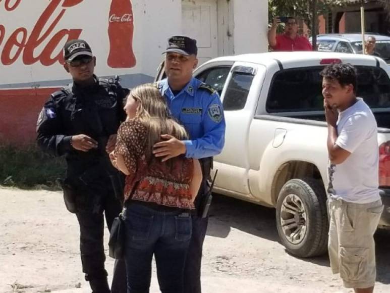 Familiares del reconocido catedrático Víctor Manuel Rodríguez Paz llegaron al barrio Llano del Conejo en Santa Bárbara para reconocer el cuerpo del docente. Su esposa rompió en llanto al llegar a la escena del crimen.