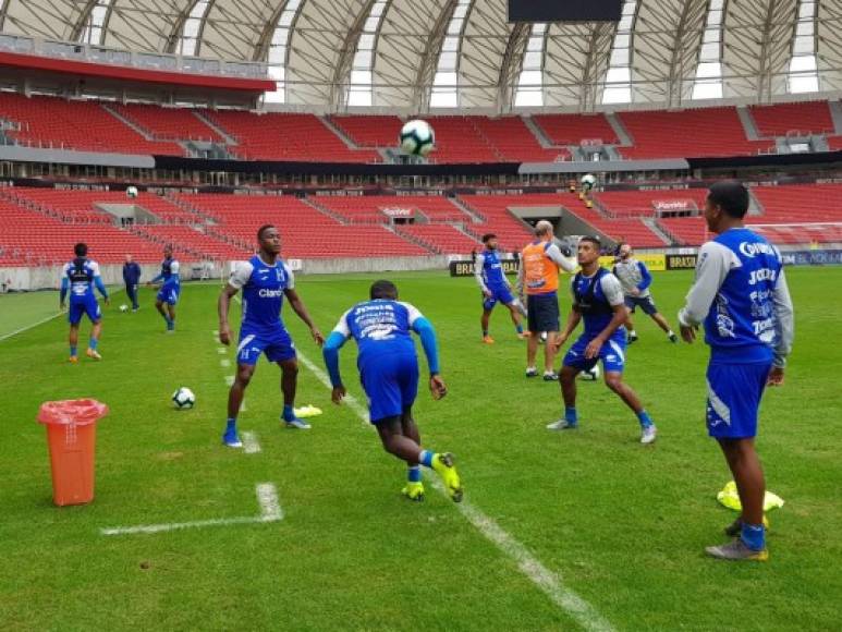 Los jugadores de Honduras realizaron el reconocimiento de la cancha del estadio Beira-Rio de Porto Alegre donde enfrentarán a Brasil.
