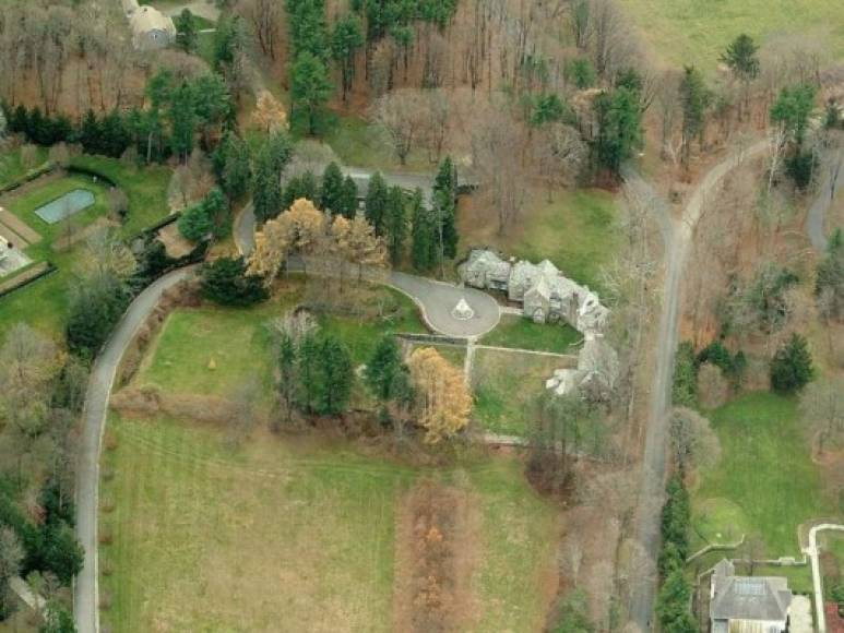 En 1995, Donald Trump compró una propiedad de 213 acres en Bedford, NY, llamada Seven Springs. Costó 7.5 millones, tiene 11,880 metros cuadrados sirve como un hogar en los suburbios para él, su esposa Melania y su hijo Barron.