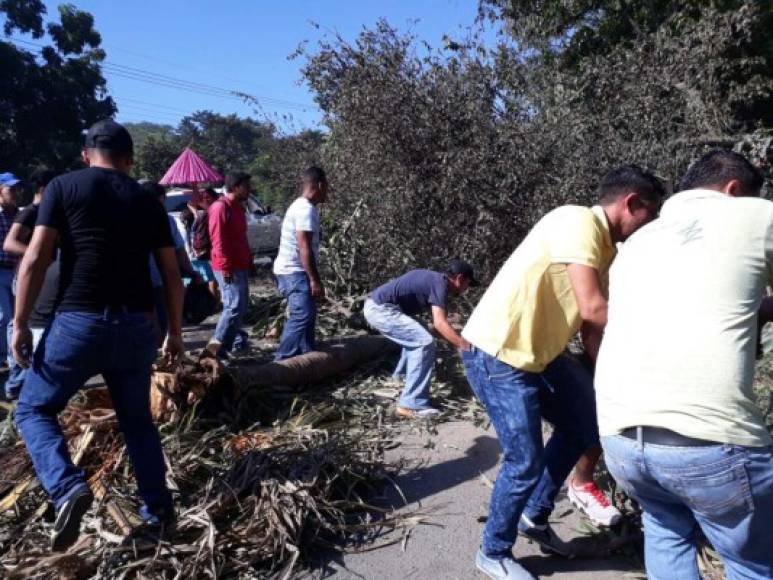 Las fuerzas del orden desalojaron pacíficamente a pequeños grupos de manifestantes en ciudades como San Pedro Sula, la segunda más importante, y El Progreso, ambas en el norte, y Tegucigalpa, centro, entre otras, según versiones de la prensa local.<br/>