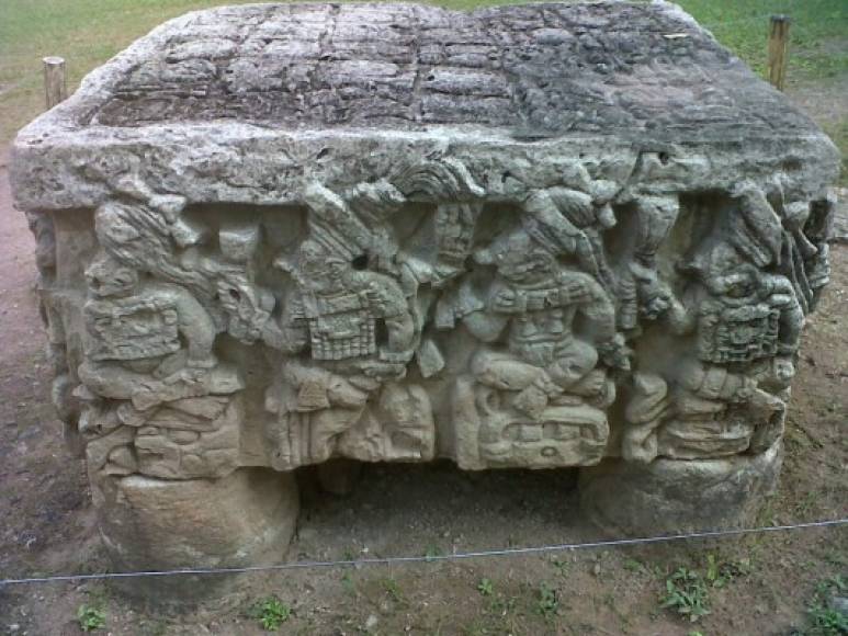 Frente al Altar Q, la ecultura donde quedaron inmortalizados los gobernantes mayas, se comprende otra parte de la organización social.