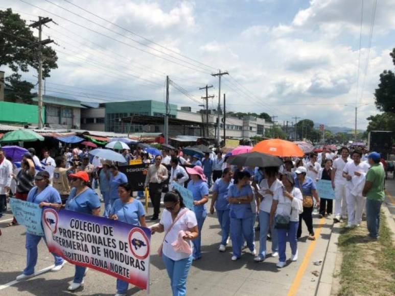 En San Pedro Sula, las enfermeras realizaron una marcha en el bulevar del norte.