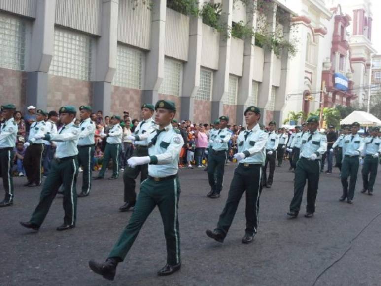 Estudiantes del Liceo Militar del Norte en el desfile.