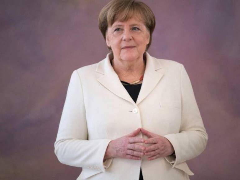 La canciller Alemana Angela Merkel fue considerada como la mujer más poderosa del mundo según la revista Forbes. Merkel retiene así el primer puesto por octavo año consecutivo y lo ha llegado a ocupar en 13 ocasiones.