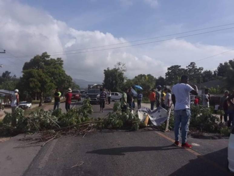 Se informó que continúa tomada la carretera CA-13 en las comunidades de Toyos y Paujiles. <br/>
