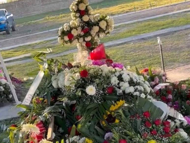 Al día siguiente comenzó a circular en redes sociales las primeras fotos de su funeral lleno de flores.