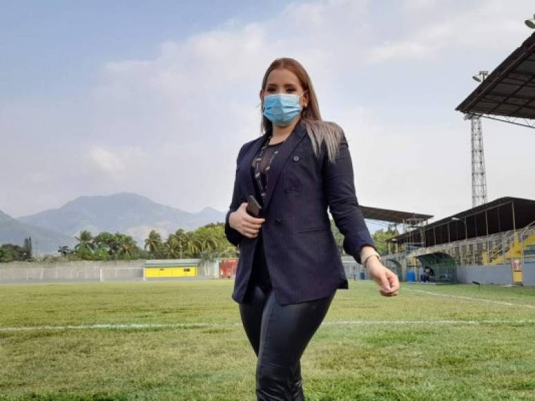 La siempre hermosa Tanya Rodríguez, presentadora deportiva de Televicentro, estuvo en la cancha del estadio Humberto Micheletti.