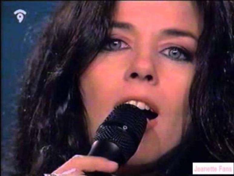 En 1974, Jeanette lanzó “Porque te vas”, canción que finalmente la consagró, ya que llegó a ser la número uno en toda Europa y gran parte de Hispanoamérica.
