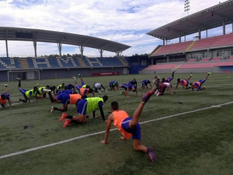 Los jugadores del equipo panameño siguen al pie de la letra los ejercicios de la entrenadora, aunque a algunos se les van los ojos.