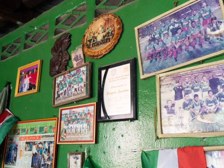 En la casa de Doña Queta se respira un ambiente de fútbol y pudimos comprobar su amor al Marathón ya que cuenta con varias fotografías y banderas alusivas al cuadro verde.