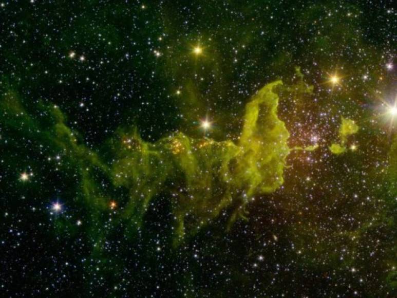 Nebulosa de la Araña y la Mosca.<br/><br/>En la nebulosa de emisión IC 410 abunda en la formación estelar, tal y como apreciamos en esta imagen infrarroja del telescopio espacial Spitzer de la NASA. <br/>Con imaginación hacia la colosal IC 417 y la diminuta NGC 1931 a su lado, este par sugieren una araña y una mosca, respectivamente. Se encuentra a unos 10.000 años-luz de distancia de la Tierra.