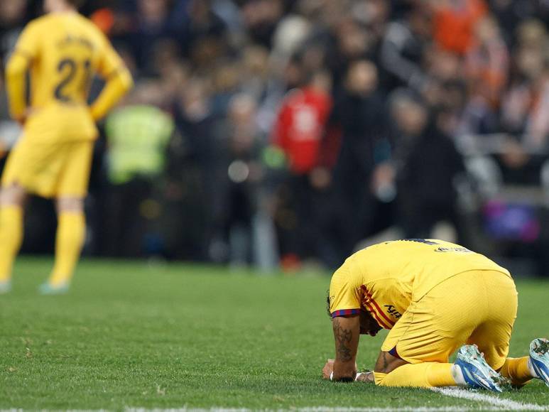 La plantilla del Barcelona lució destrozada por el empate ante un Valencia que es el equipo más joven de la Liga de España.