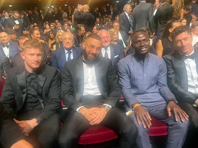 Solo cracks. Kevin de Bruyne, Karim Benzema, Sadio Mané y Robert Lewandowski posando en la Gala del Balón de Oro.