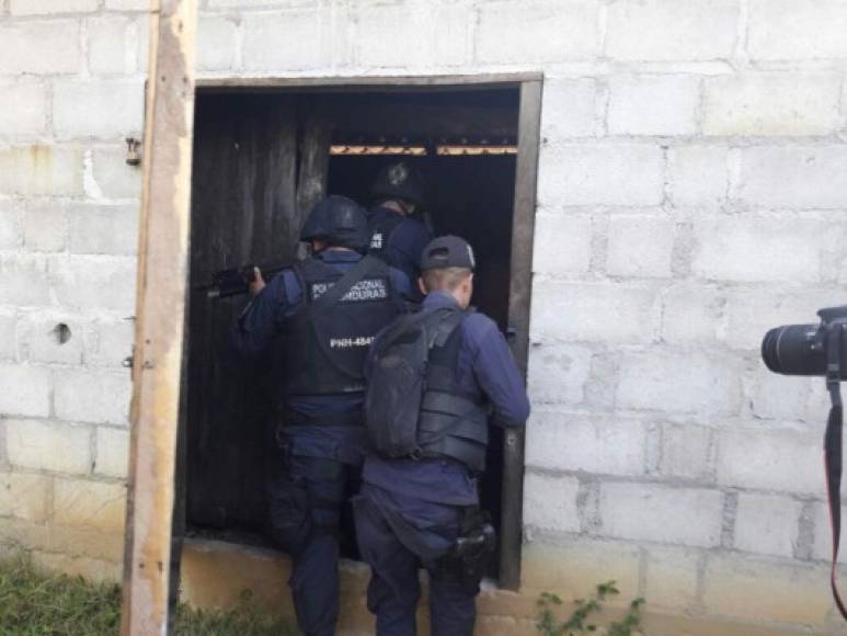 Policías se disponen a ingresar a una vivienda durante los operativos en Santa Bárbara.