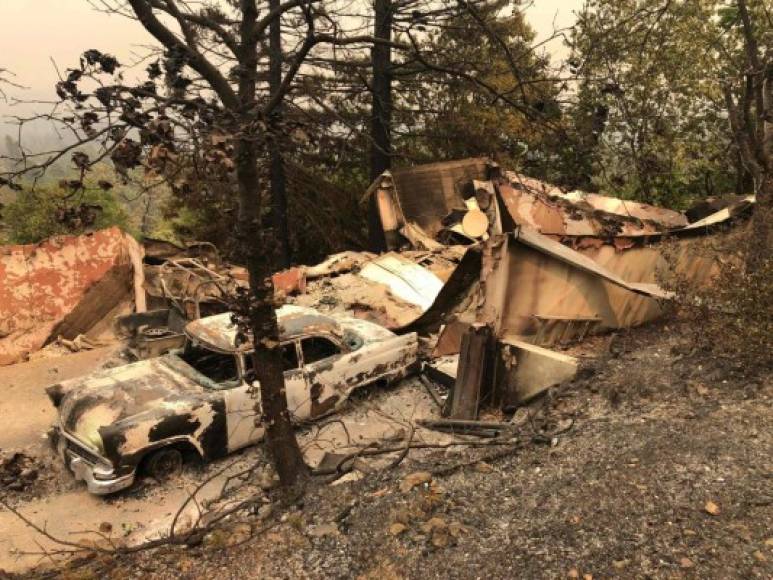 Decenas de casas quedaron reducidas a cenizas en las afueras de Reeding.