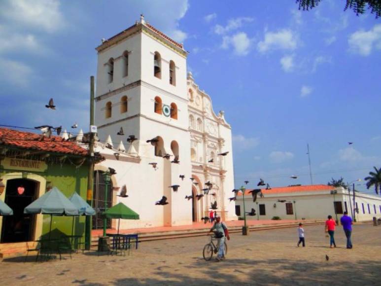 Comayagua es una de las ciudades más antiguas de Honduras (8 de diciembre de 1537), también una de las más coloniales del país. Sus costumbres y misticismo atraen a muchos turistas anualmente. Al ser una antiquísima ciudad puede descubrir objetos únicos traídos desde España.