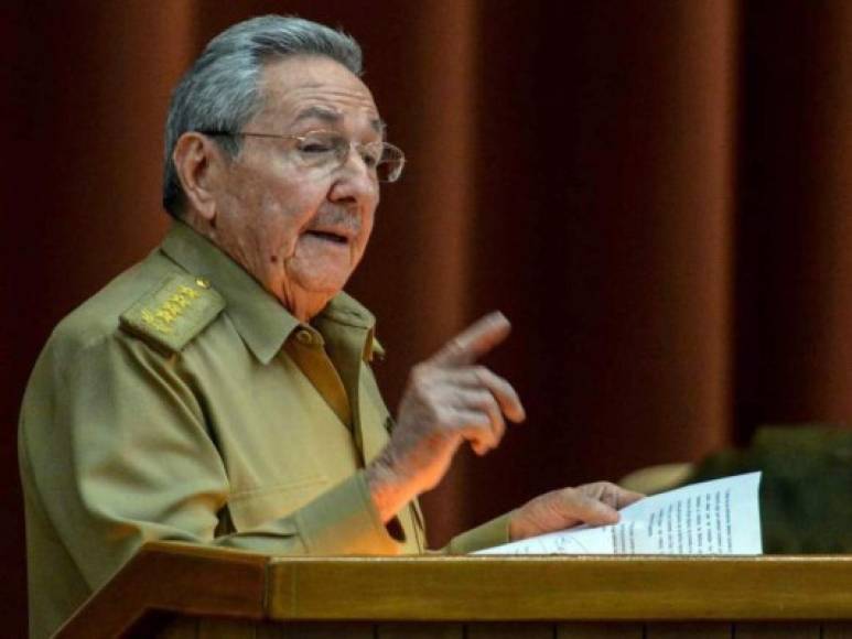 Raúl Castro dejó la presidencia de Cuba en abril de este año. La sucesión en el cargo de presidente en favor de Miguel Díaz-Canel forma parte de un proceso de 'transferencia paulatina y ordenada', según explicó el ya expresidente en su discurso de clausura de las sesiones de la Asamblea Nacional de Cuba, donde se produjo la transmisión de mando.<br/><br/>