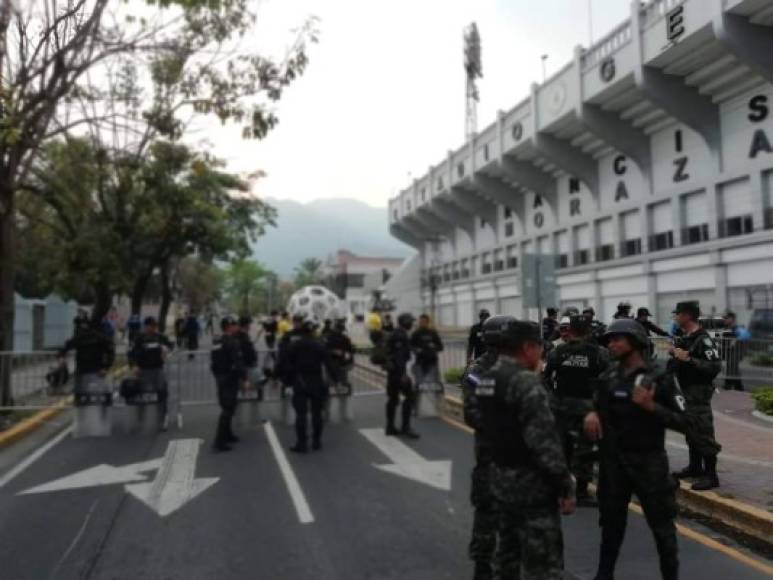 Elementos de la Policía Nacional y Militar resguardaron el estadio Morazán.