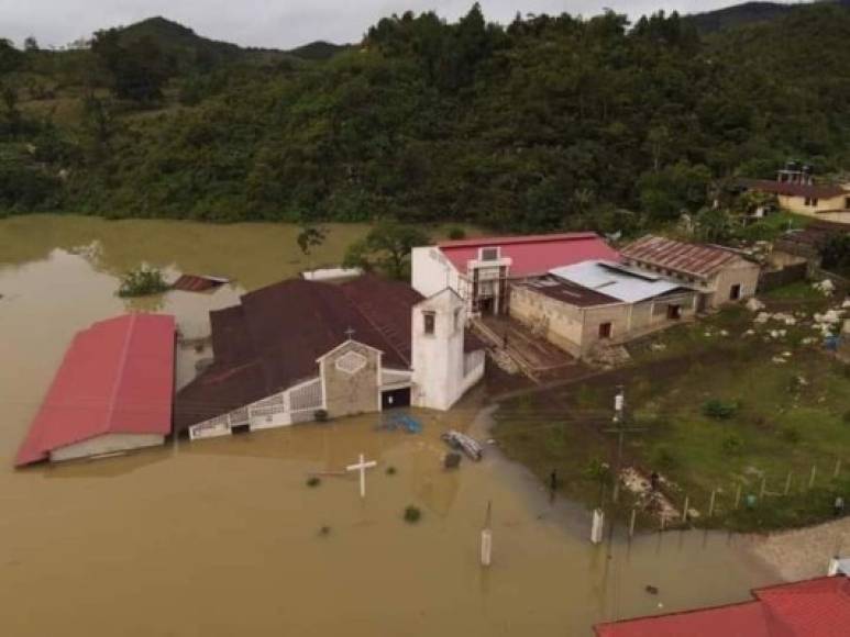 Las autoridades siguen esperando se restablezcan esos servicios, así como mejores condiciones climáticas para llegar a ese territorio caribeño, compuesta por ocho municipios.