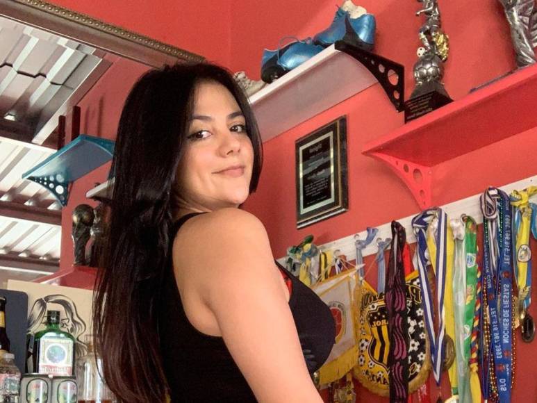 Ella nació en Tegucigalpa. Posteriormente, se volvió viral en las redes sociales tras confirmarse como la nueva pareja de Dani Turcios.