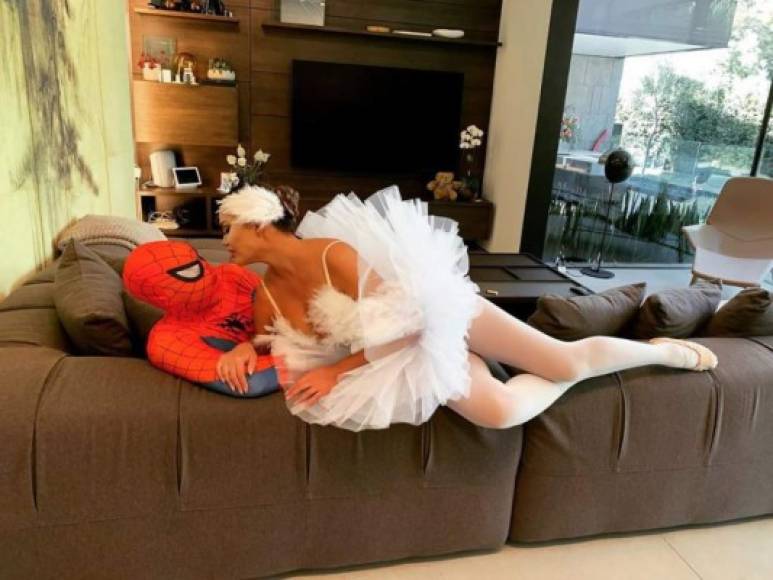 John Legend y Chrissy Teigen como Spider-Man y una bailarina de “El Cisne Negro”, filme protagonizado por Natalie Portman. 'Mi arañita', escribió Teigen la publicación en Instagram.