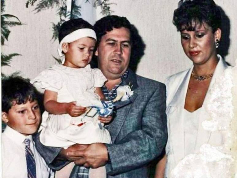 Un año después convertido en uno de los hombres más buscados del mundo por la DEA y las autoridades colombianas, Escobar cometió varios errores en sus intentos por sacar a su familia del país, que llevaron a las autoridades a localizarlo.