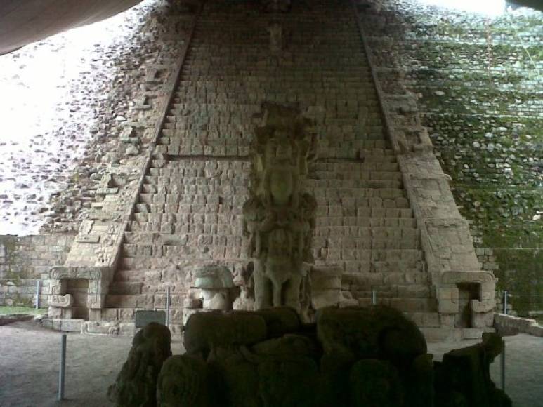 La escalinata maya es en realidad el texto maya más largo descubierto hasta ahora y está siendo reconstruido e investigado por los científicos de todo el mundo.