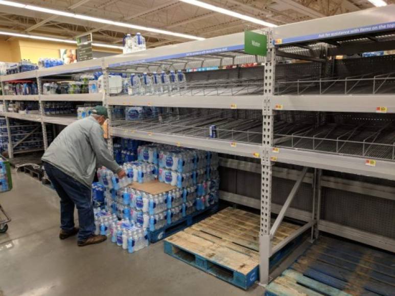 Largas filas de compradores se observaron desde ayer en los principales supermercados de Raleigh, capital del estado de Carolina del Norte, ubicada en el trayecto de Florence./ @medievalguy