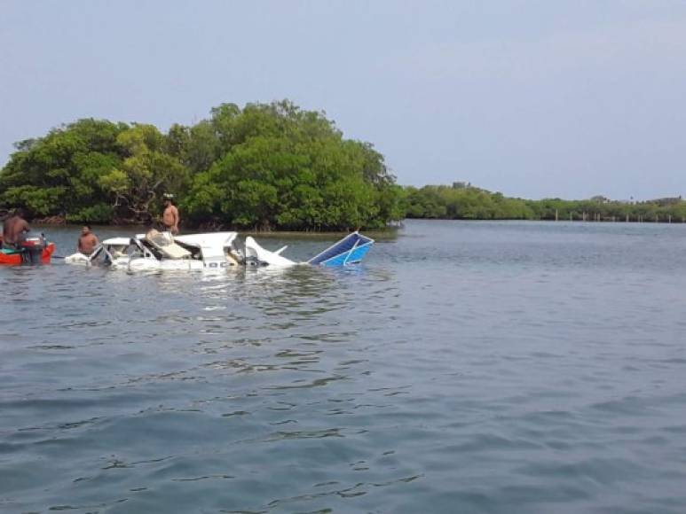 La avioneta afectada quedó totalmente destruída tras el impacto en el mar caribe frente a Roatán.