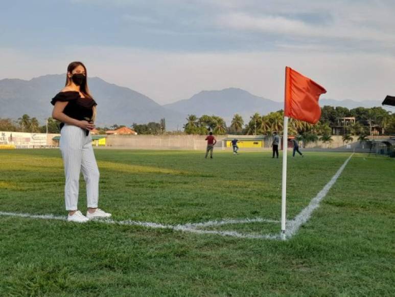 La bella periodista Karla López, de Tigo Sports, estuvo en la cancha del Micheletti dando cobertura al partido entre Honduras Progreso y Olimpia.
