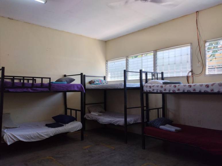 En la publicación mostraron algunas habitaciones que han instalado en las aulas de clases de la Escuela Bilingüe Villa Soleada. 