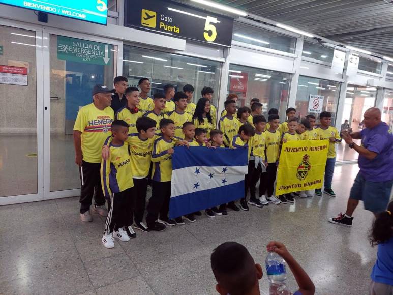 Los futbolistas realizaron su viaje identificados con los colores de la academia Juventud Henerma, que es de San Pedro Sula y que dirigía el sudamericano, afincado en Honduras desde la década de los 80’s. 
