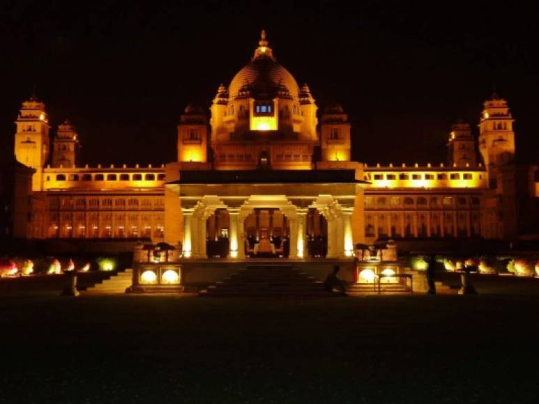 3. El Palacio Umaid Bhawan, India: Cuenta con 347 habitaciones y un salón con capacidad para 3.000 invitados. Este palacio es una de las mayores residencias del mundo. <br/><br/>Consta de tres partes, la residencia de la familia real de Jodhpur, un museo y el hotel.