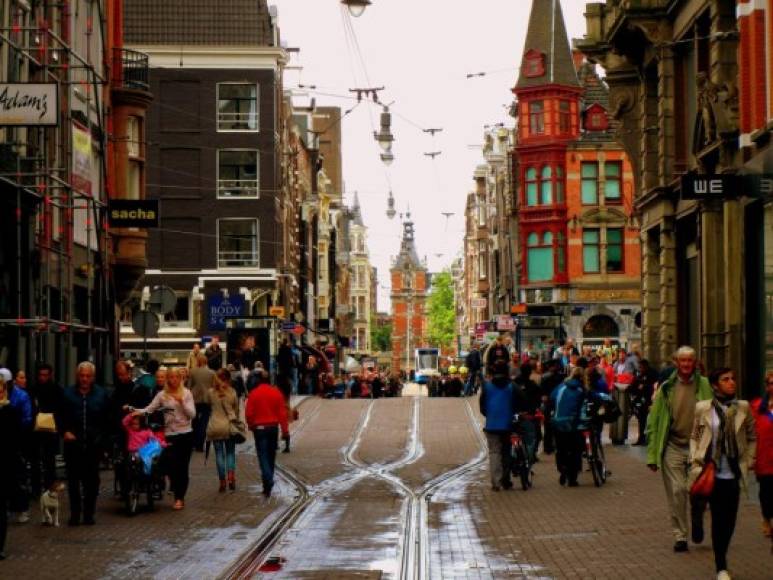 La capital de Holanda, Ámsterdam, empezó como una ciudad comercial.<br/><br/>Incluso en sus primeros días, los habitantes de Ámsterdam apreciaban el valor de las relaciones con otras culturas, sobre todo cuando ayudó a facilitar el desarrollo del comercio y la economía. <br/><br/>Hoy, Ámsterdam conserva ese carácter, de una sociedad abierta y tolerante, que atrae a visitantes y nuevos residentes de todos los rincones del globo.